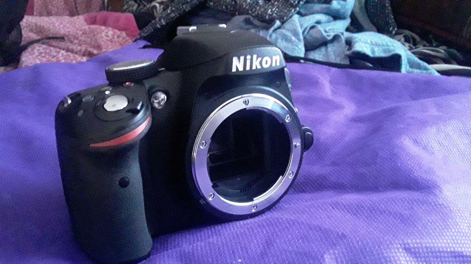 Nikon D3200 digital camera/ VR Nikon DX AF-S 18-55mm 1:3.5-5.6G) missing lens cover and charger, but works perfect with no scratches.