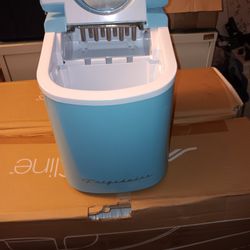 Mini ice machine. In very good condition.