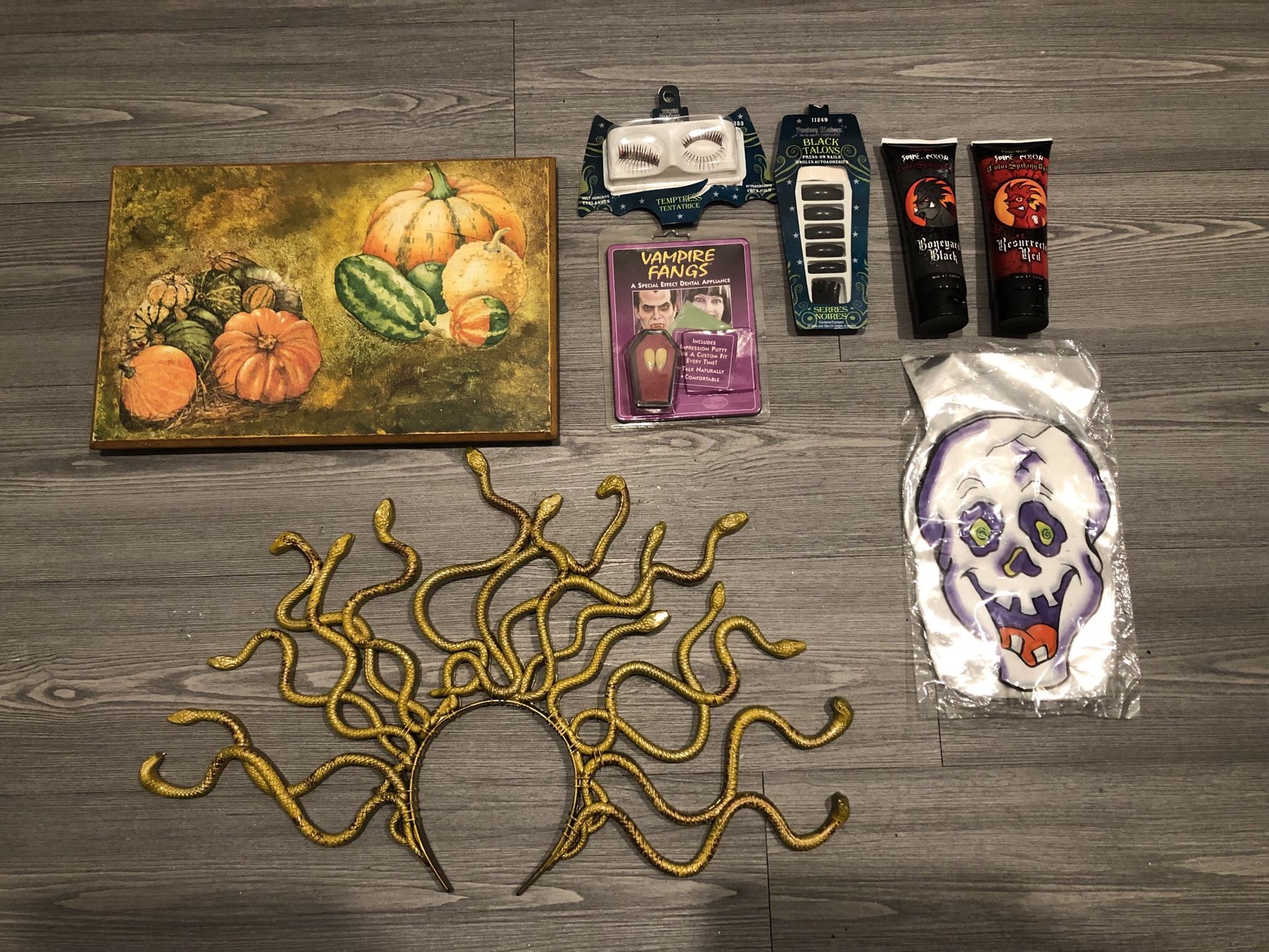 make-up and decorations for Halloween, for all $ 5