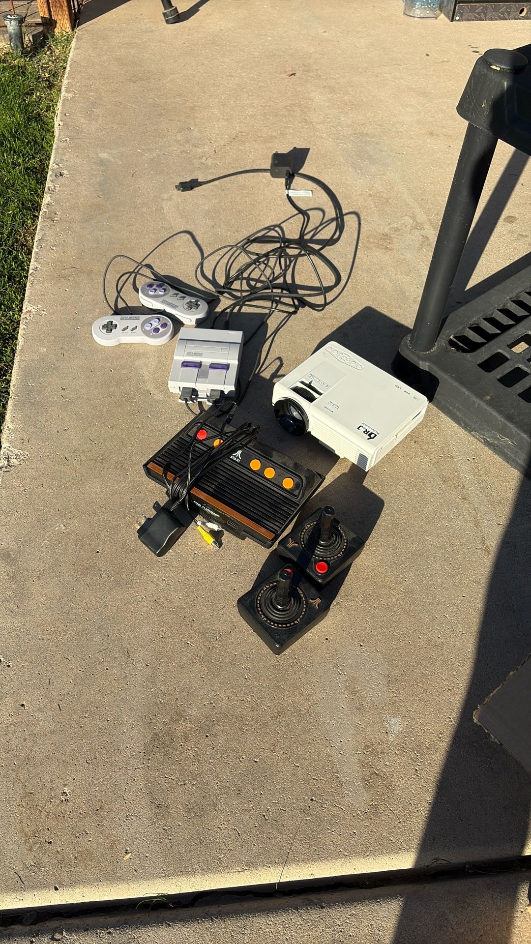 Super Nintendo, Atari, Projector