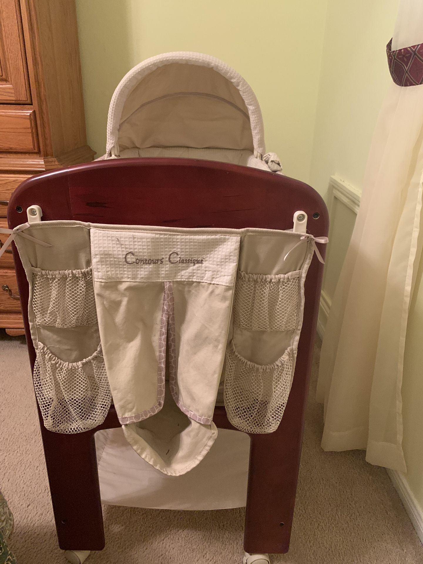 Wood baby bassinet