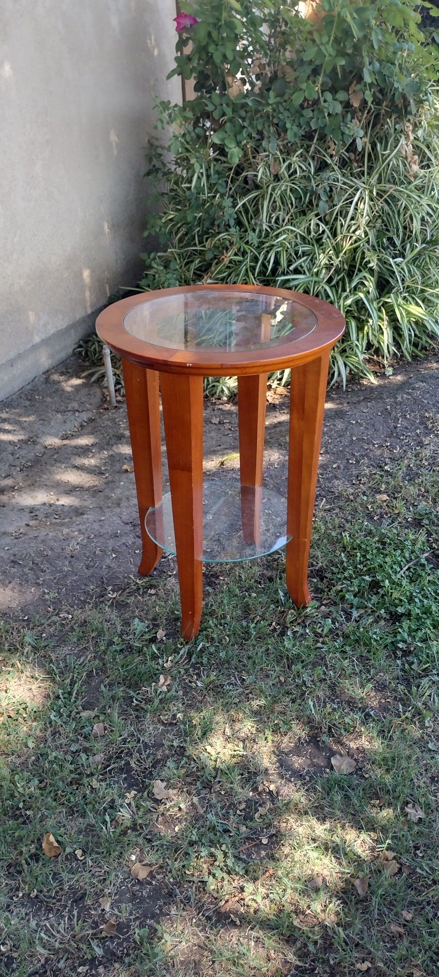 Round End Table With Glass ( FIRM PRICE )