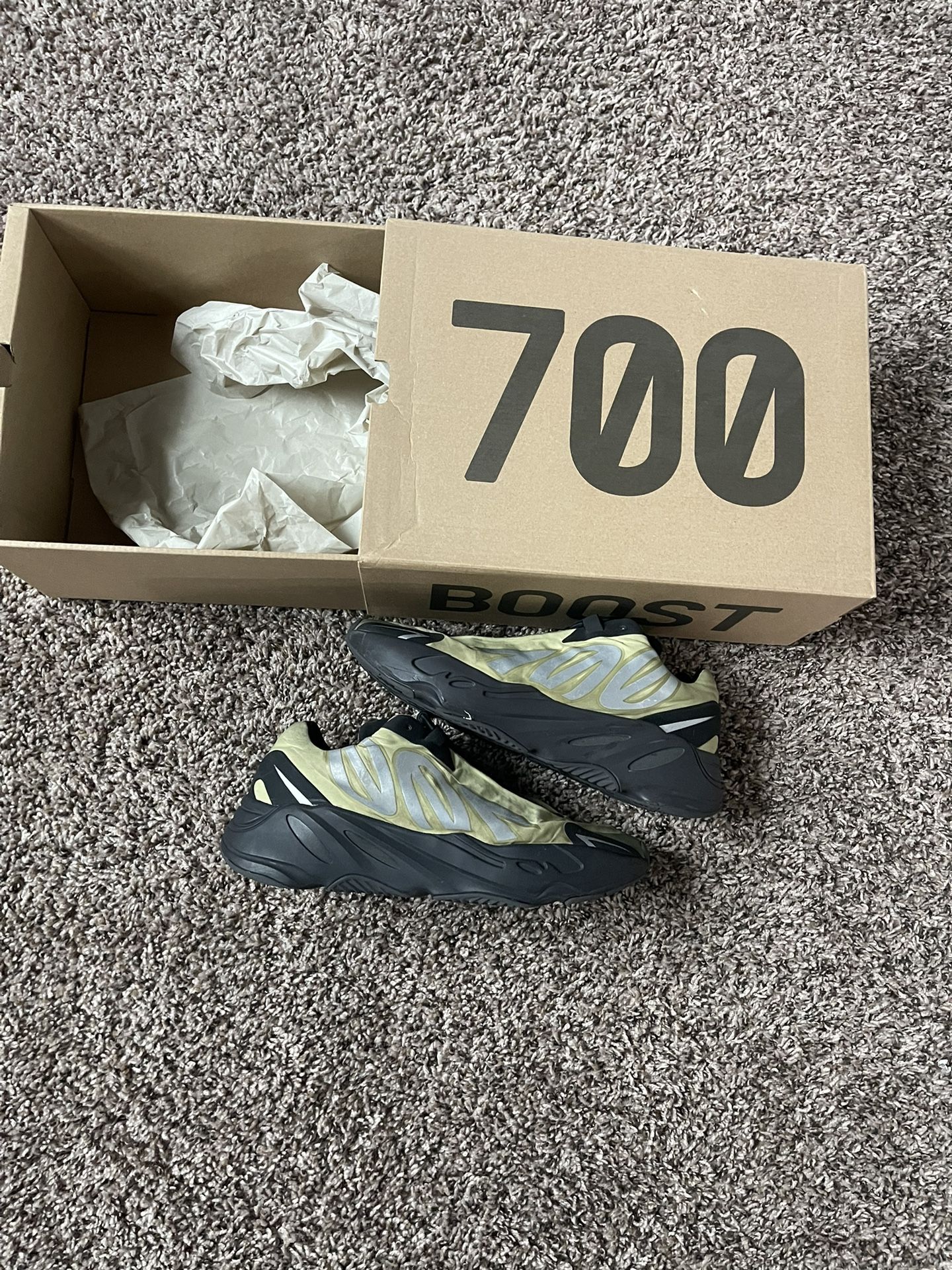 Yeezy 700 MNVN