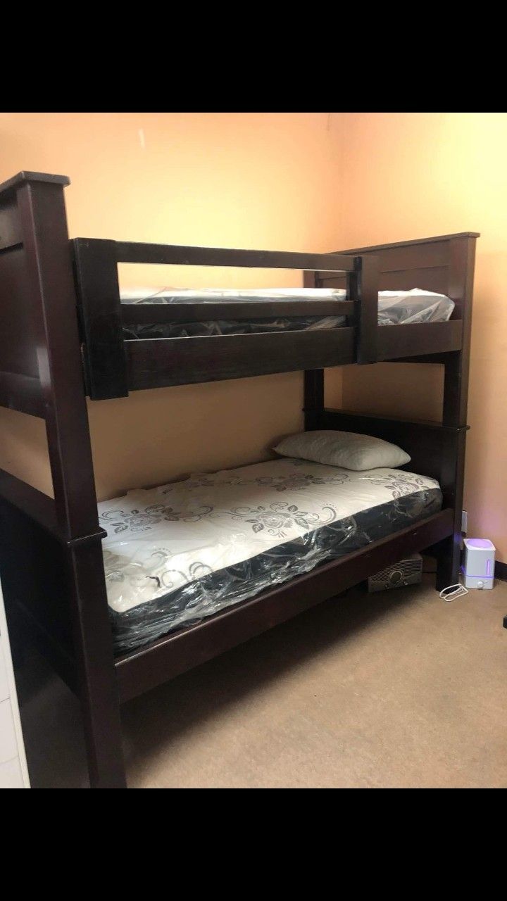 Pinewood bunk bed Twin-twin and mattresses included