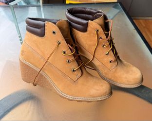Estos son unos botines de cuña para mujer Timberland Amston, color trigo.