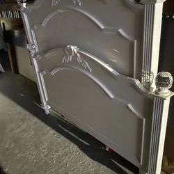 🎁QUEEN  SIZE WHITE COLOR BEDROOM SET: BED FRAME (Ashley Brand), MATRESS,  BOXSPRING, DRESSER/MIRROR🎁