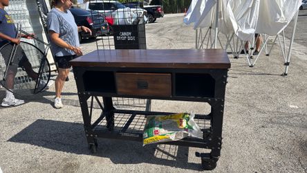 Roller island table