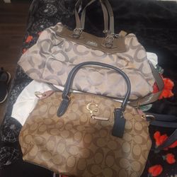 2 bolsas coach usadas la mas gra de tiene unas machitas .