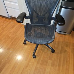 herman miller aeron b with lumbar and new arm pads and new cylinder