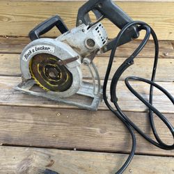 Black & Decker 7 1/4” Industrial Saw Worm Drive Model 3051   