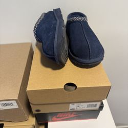 Ugg Slipper Size 4