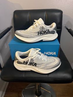 Hoka Rincon 4/ Size 7.5D Men’s/ 9D Women’s $95