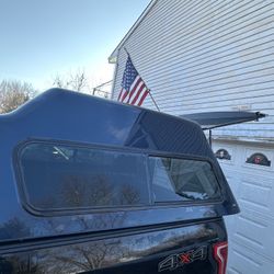Camper topper cap for Silverado 1500 Crew cab Short bed 5.6 Caja corta 2023 Key and clamps incluye Carpet inside Fits in 2019 / 2024 Paint code GAO 61