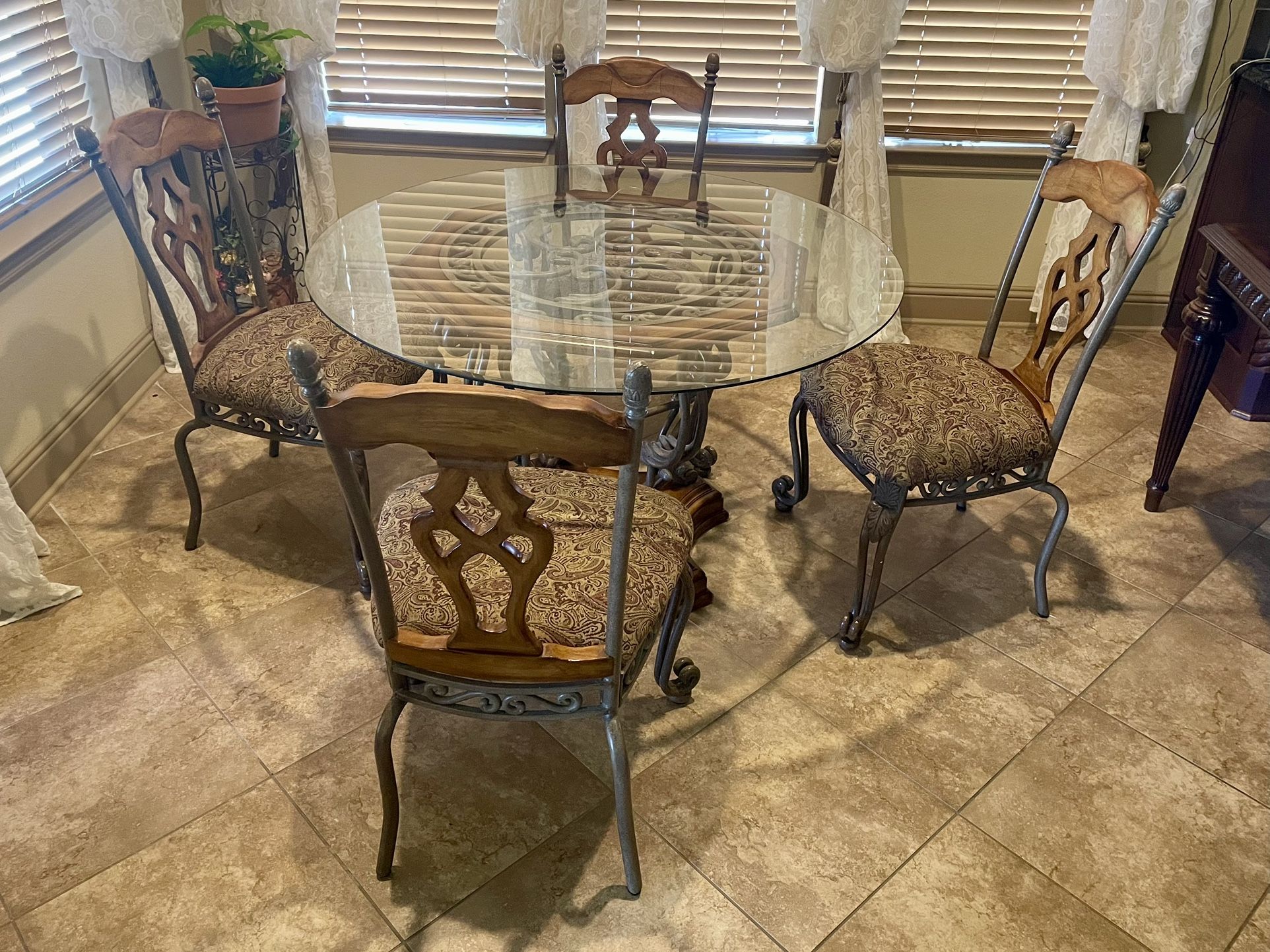 Luxury Breakfast Glass Table With Four Wide Chairs