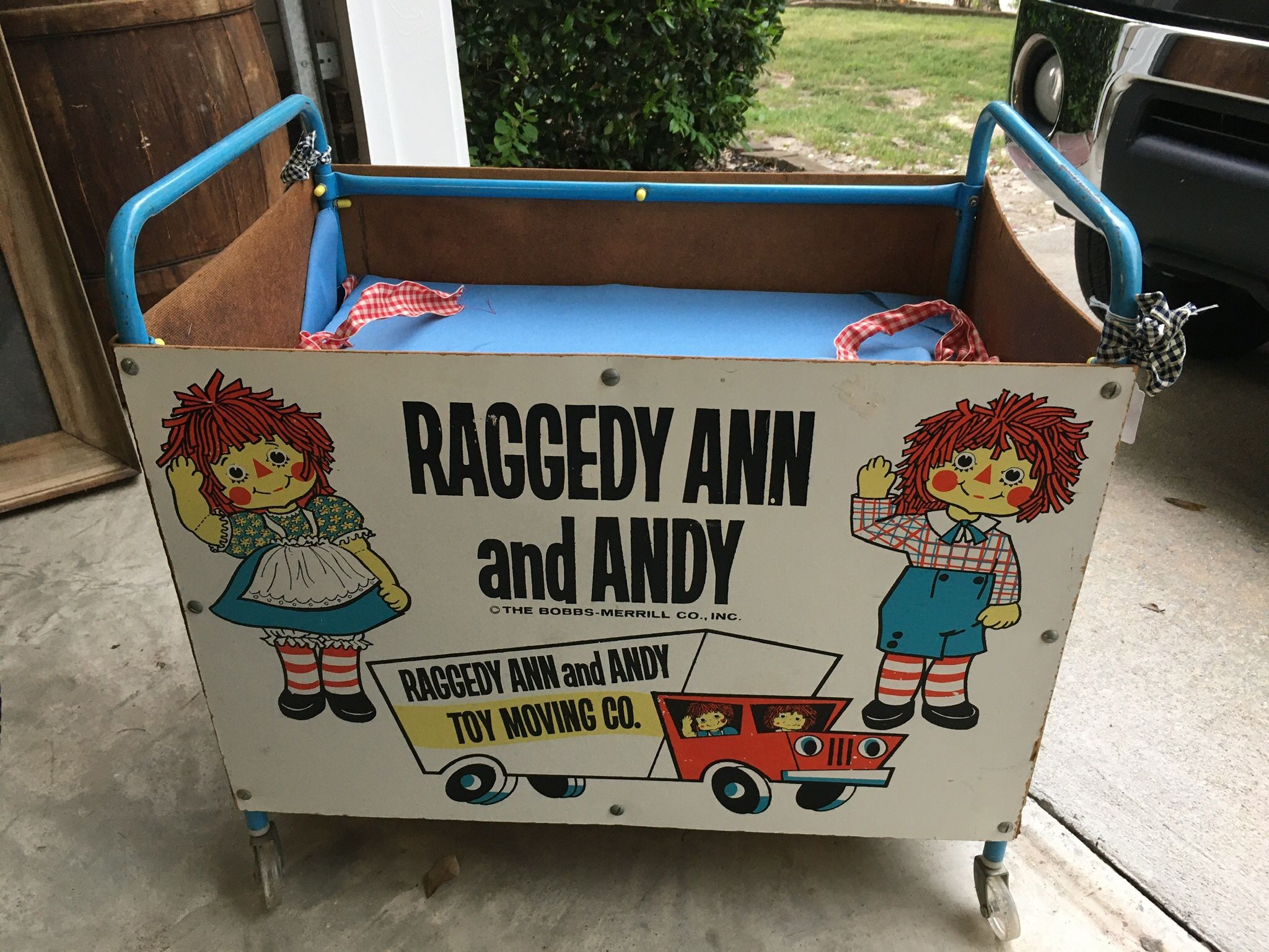 Vintage raggedy and Andy rolling toy chest on wheels  Good condition   Graphics Look Great