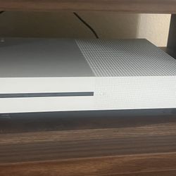 Xbox One S with 2 Controllers 