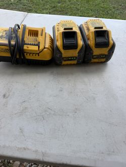 Cargador y dos pilas Dewalt usadas pero cargan bien