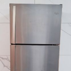 WHIRLPOOL....REFRIGERATOR FRIDGE EXCELLENT CONDITION AND VERY CLEAN 