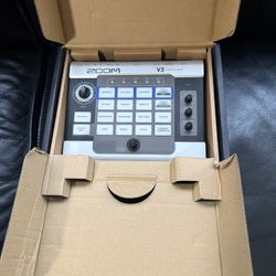 Zoom V3 Vocal Processor, Harmony, Pitch Correction, Reverb, Delay, 16 Studio...