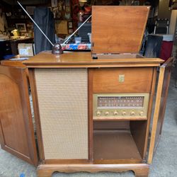 Magnavox AM/FM Radio and record player. 