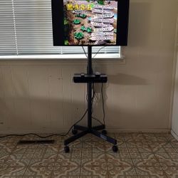 Samsung 32 Inch 4K Smart TV + BD/DVD Player