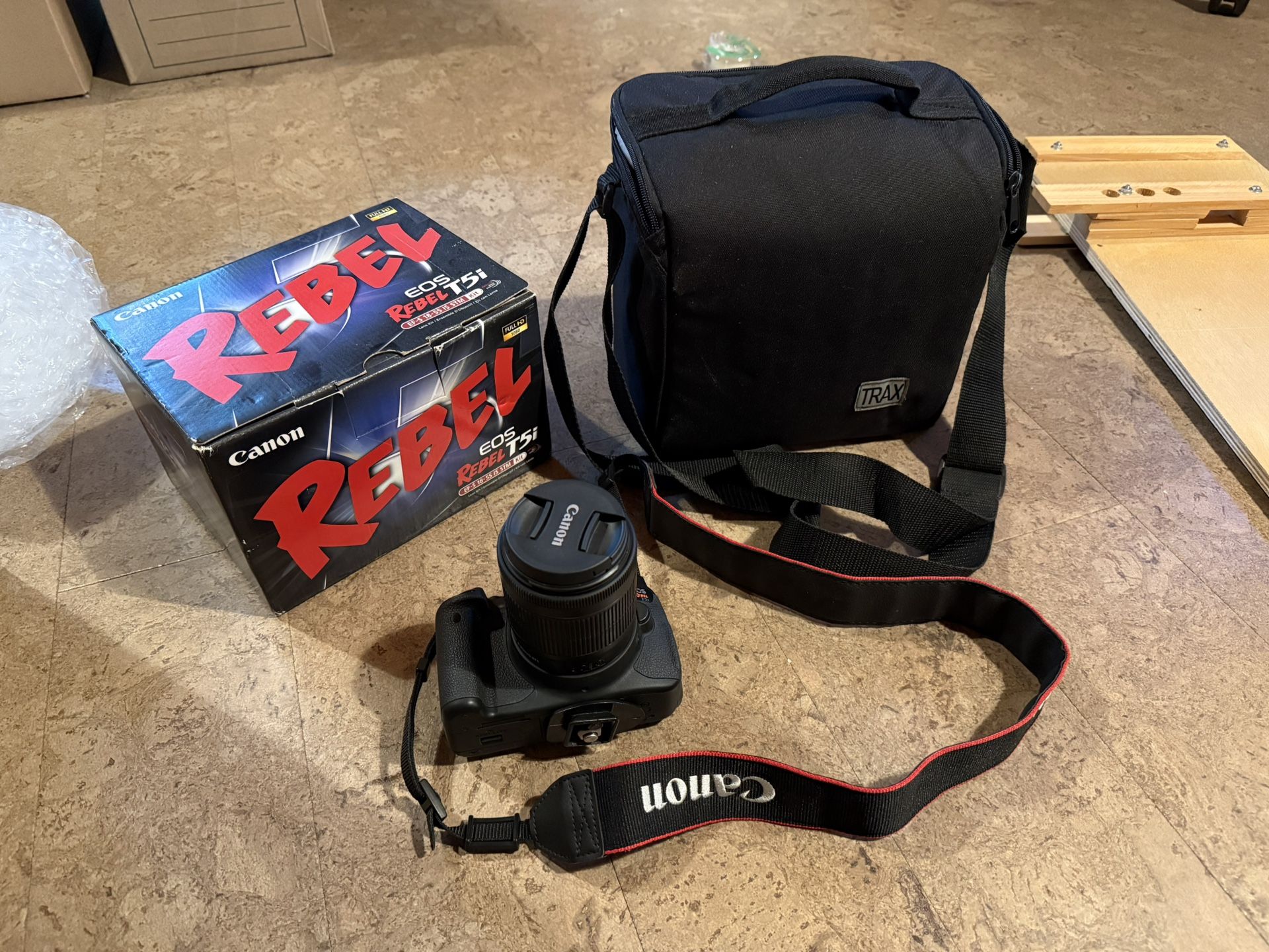 Canon Rebel T5i Camera Kit w/ Tripod