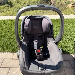 Uppababy mesa v2 car seat and base