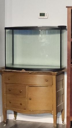 Free 40 gallon bowfront fish tank *DOES LEAK needs resealing