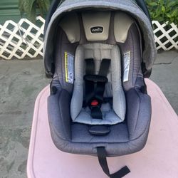 Car seat For Newborn ( Evenflo ) 