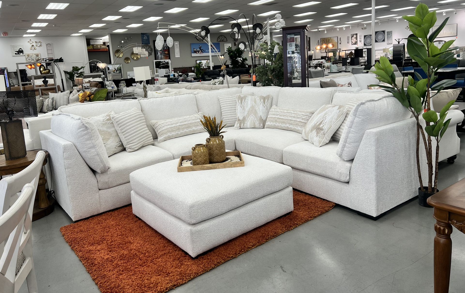 MODULAR  SECTIONAL SET  6 zPC HIGH PERFORMANCE “NUVELA “  ALL REVERSIBLE COVER  STAIN RESISTANT   MACHINE WASHABLE W CLOROX!! 
