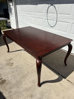 ‼️SOLID WOOD TABLE WITH 2 LEAFS‼️FOR SALE 100$ OR BEST OFFER‼️DELIVERY AVAILABLE🚚