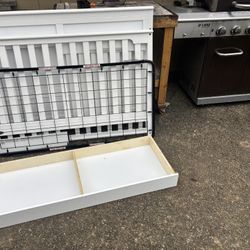 Graco Adjustable Height Crib