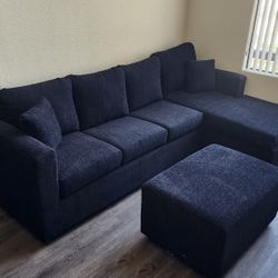 SECCIONAL   WITH OTTOMAN  