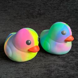 SQUEEEZY TIE DYE DUCK