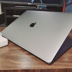 15in MacBook Pro Laptop. Core i7, Radeon Pro Graphics, 16