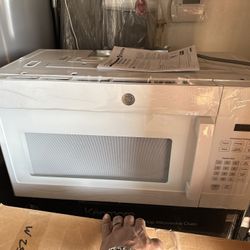 Brand New GE Countertop Microwave – Never Used