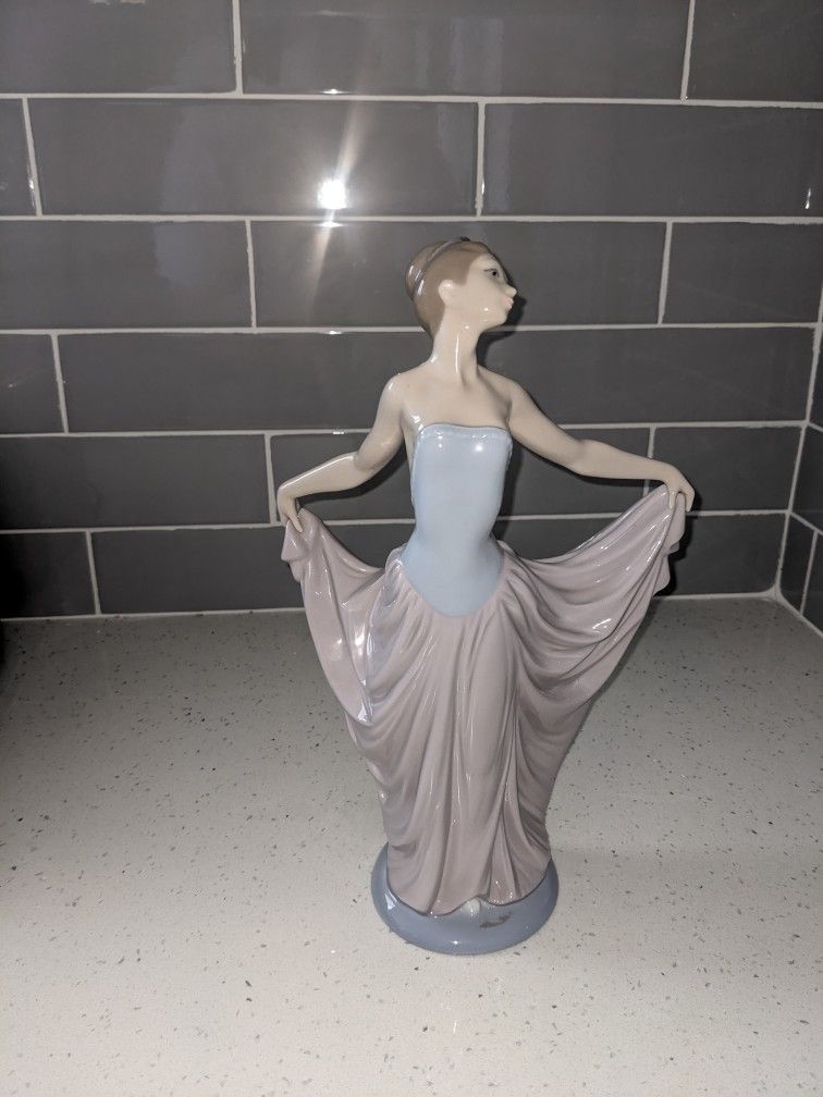 Lladro Porcelain Lady Ballerina Figurine