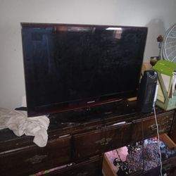 42 Inch Flat Screen Samsung TV 