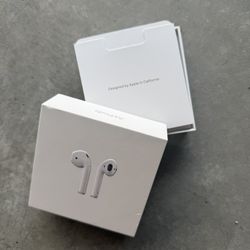 Apple AirPods With Charging Case (first generation)