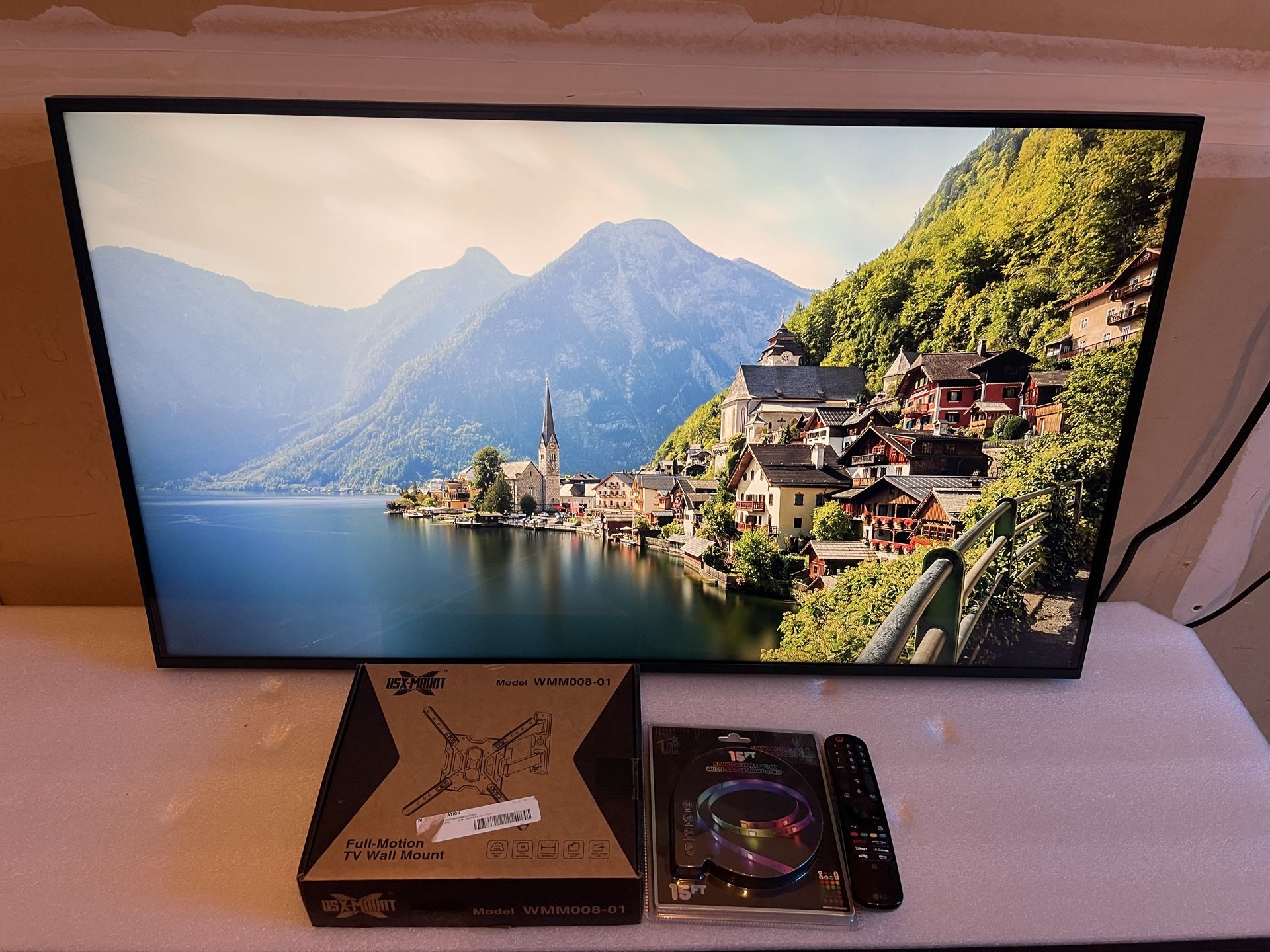 43” LG 4K SMART UHD LED TV + BRAND NEW WALL MOUNT + BRAND NEW LED LIGHTS