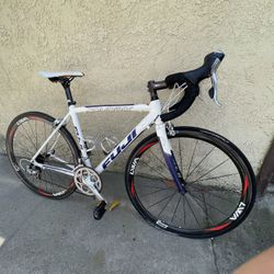 Fuji roubaix 2.0 with aluminum frame and carbon fiber wheels
