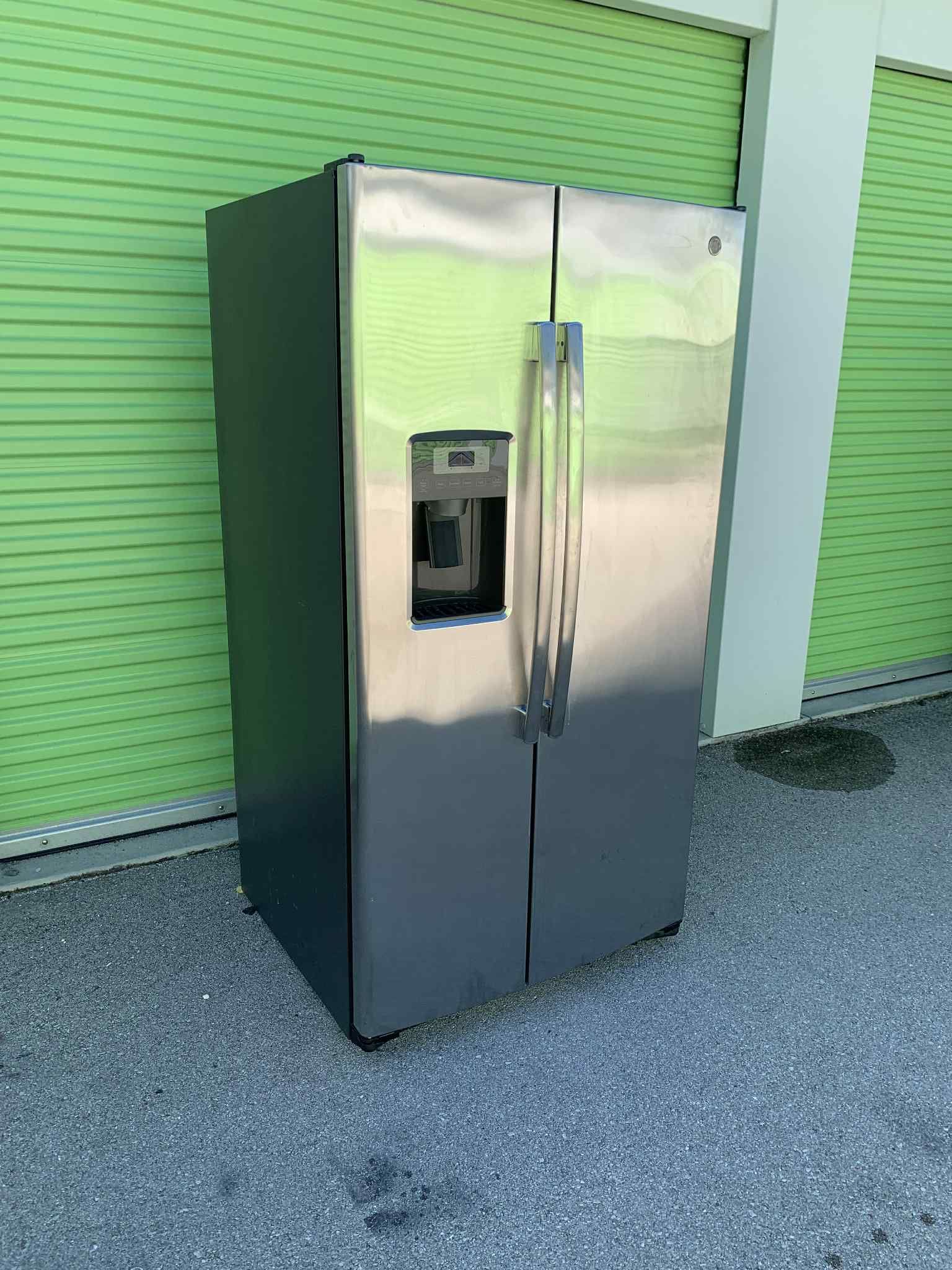 GE Stainless Steel Refrigerator SxS