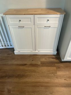 Trash can cabinet