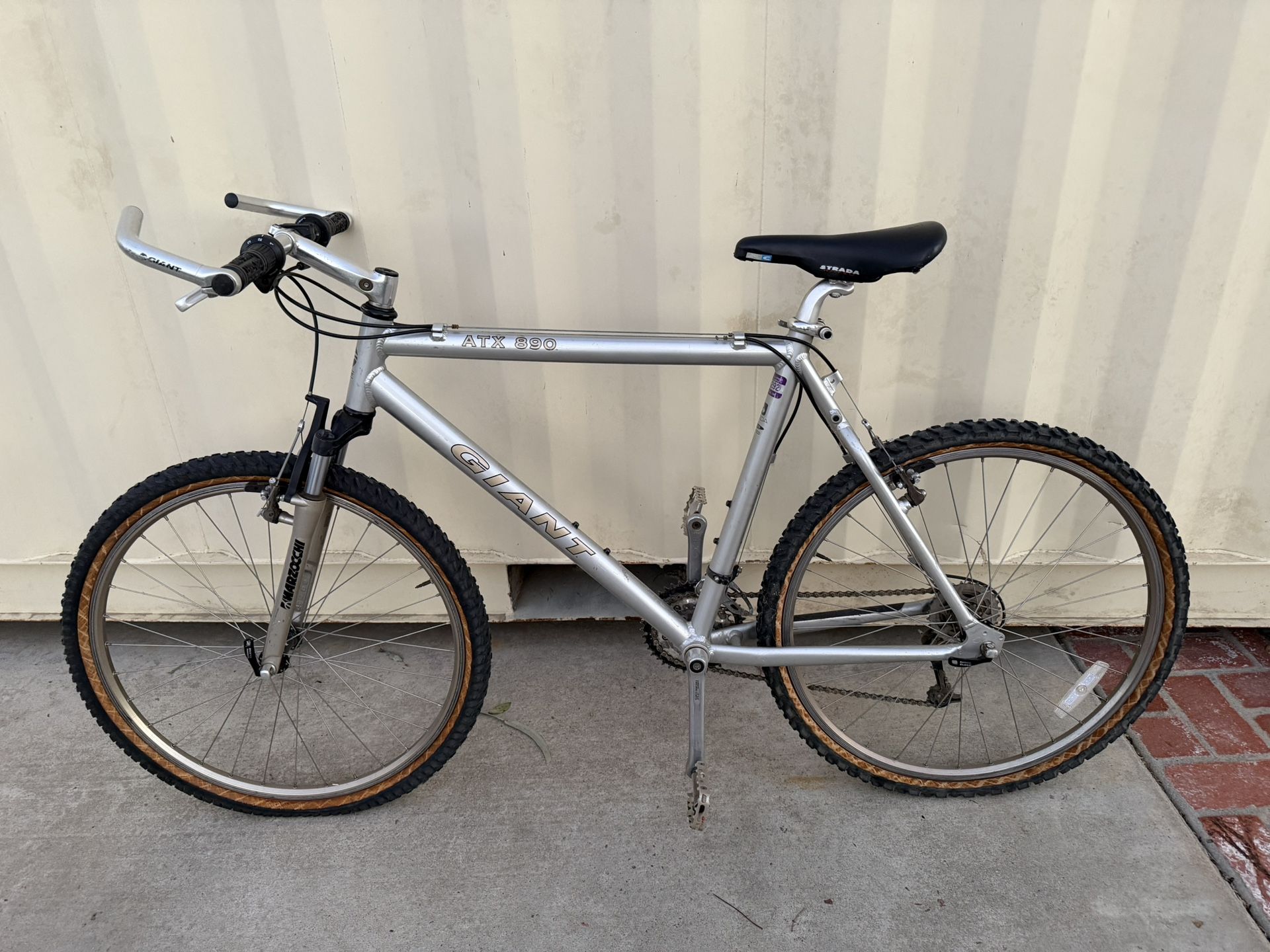 Giant ATX 890 Mountain Bike Men’s Aluminum Frame