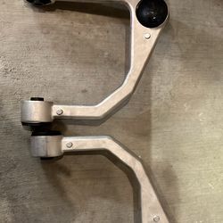 Rough country upper control arms for 07-21 Toyota tundra.