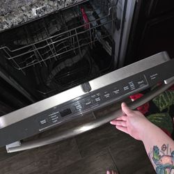 GE Stainless Steel Dishwasher (GDT635HSJ2SS) - FOR PARTS OR REPAIR