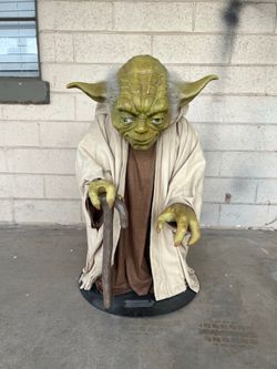 Life-Size Yoda Statue – Star Wars: Episode I – The Phantom Menace Vintage Collectible