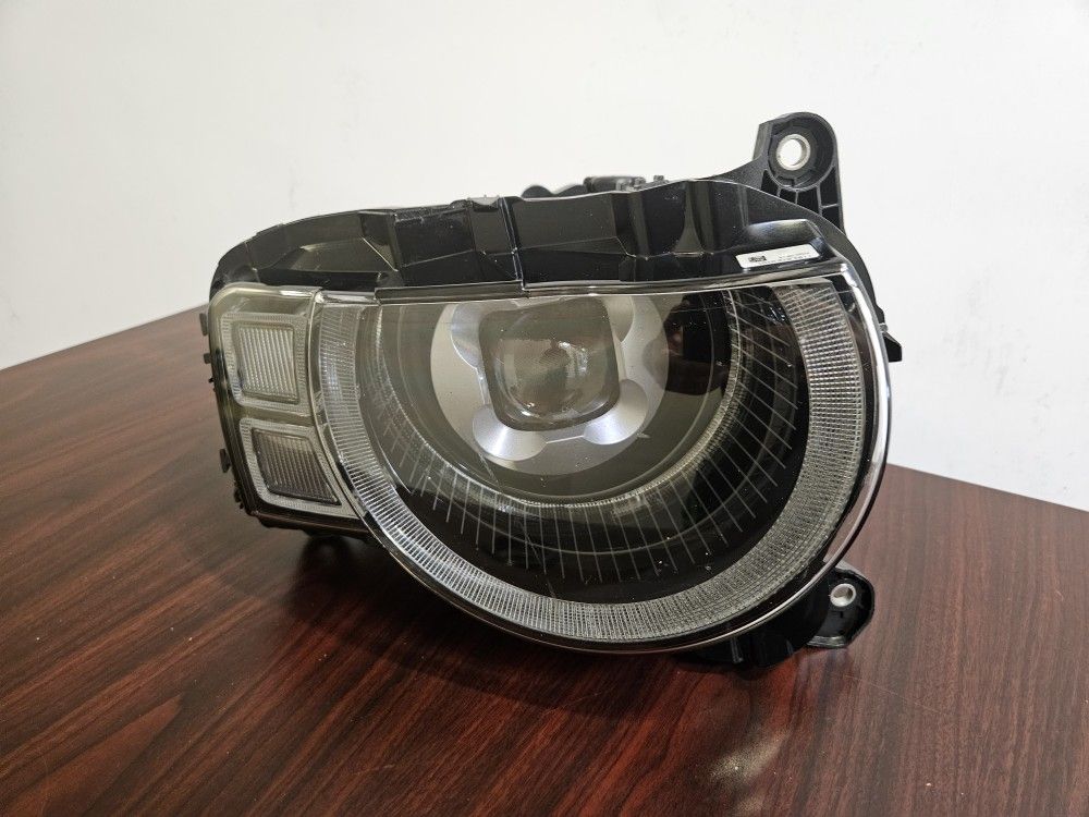 2020 2021 2022 2023 2024 OEM Land Rover Defender Premium LED headlight with Signature DRL Right Passenger Side Headlight in Good Condition Complete !