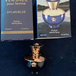 Versace Pour Femme Dylan Blue Eau de Parfum.  