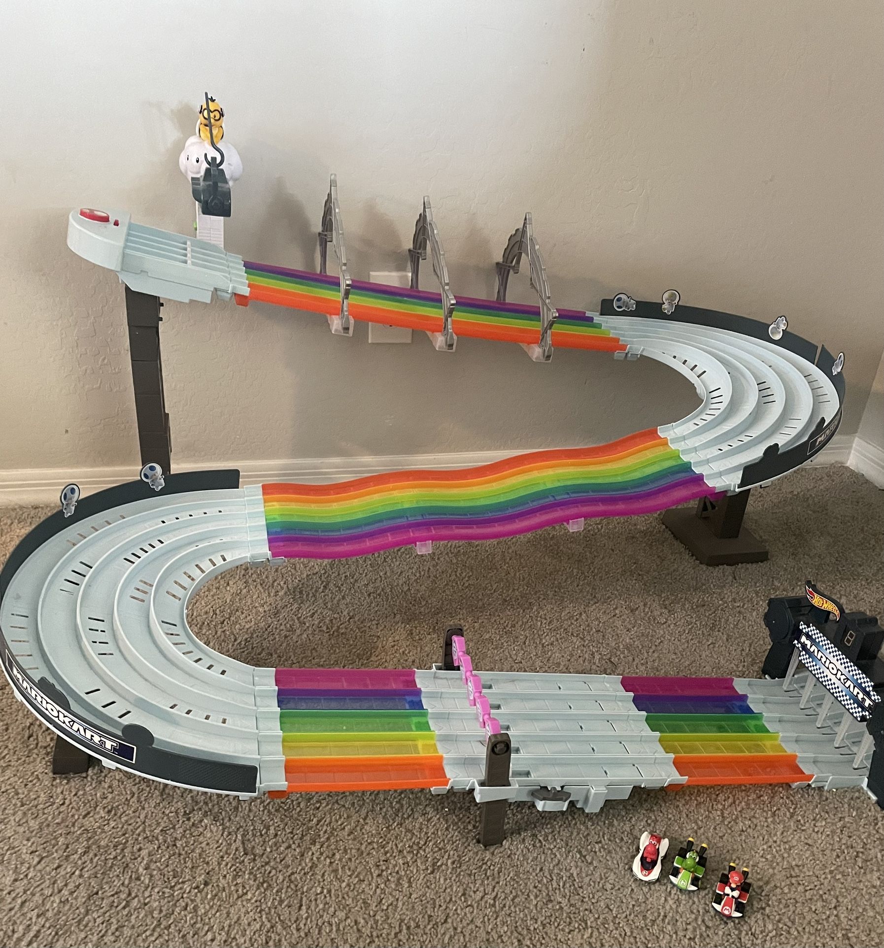 Hot Wheels Mario Kart Rainbow Road Raceway 8-Foot Track Set with Lights & Sounds & 2 1:64 Scale Vehicles, Race with 5-Track Colorful Course with 2 Con
